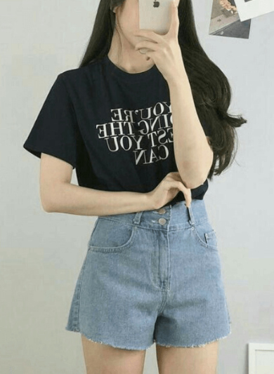 검정 레터링 프린팅 티셔츠 + 연청청바지 여자코디