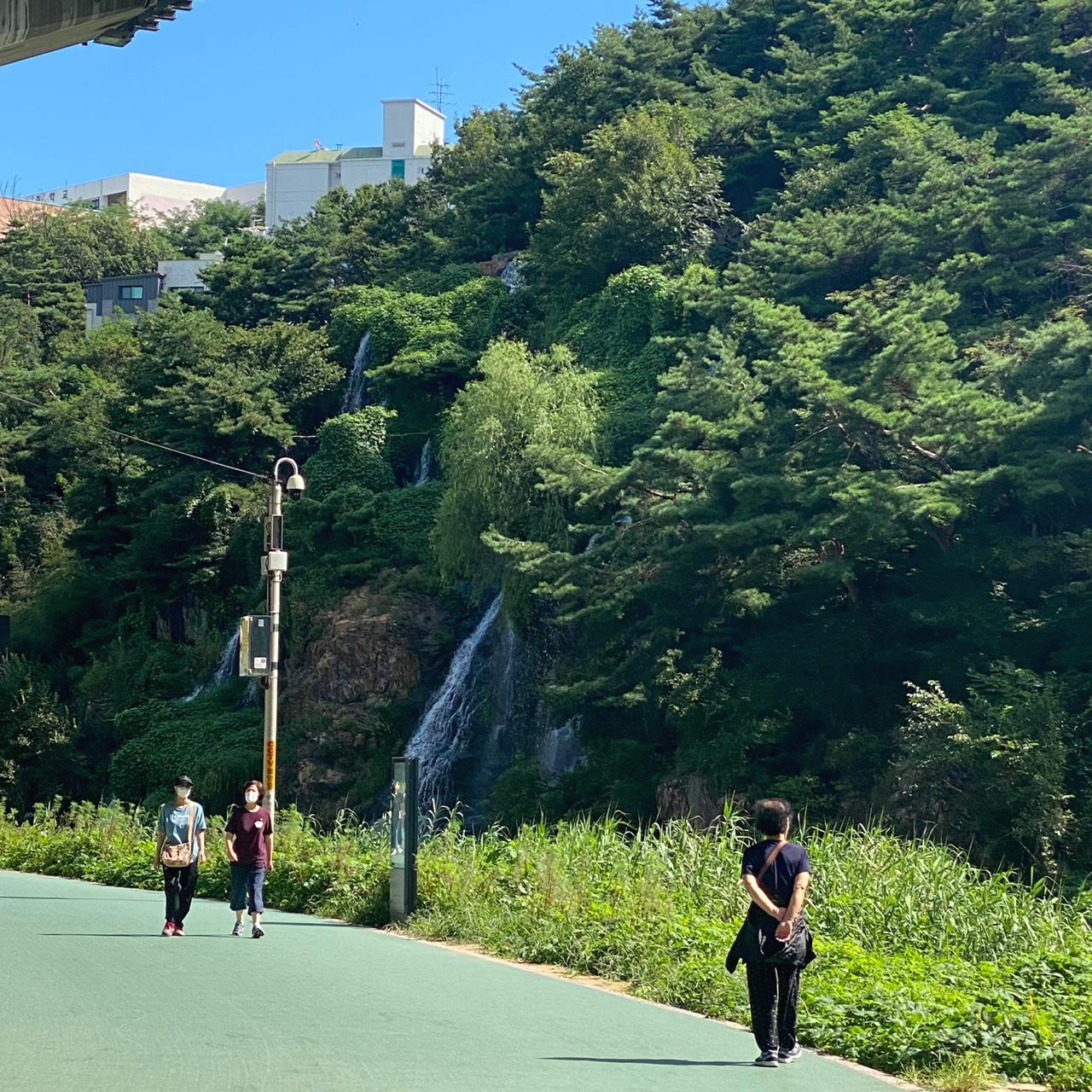 홍제천 인공폭포 안산 입구