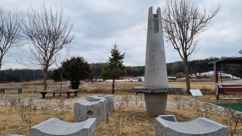 쉼터 공원에 설치된 프랑스 작가의 조각작품,