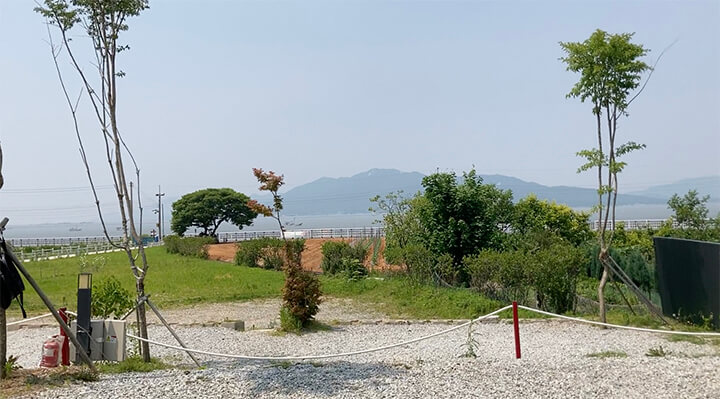 캠핑장-너머로-보이는-바다와-섬