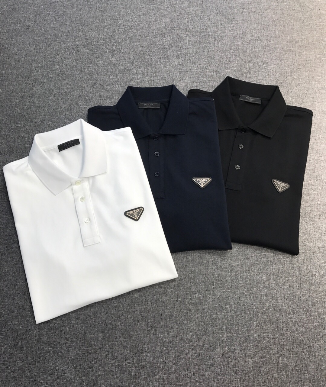  [PRADA] 프라다 로고 사이드 탭 폴로 티셔츠 (3 COLOR)