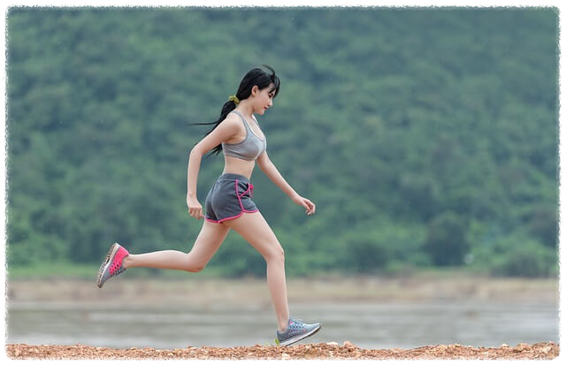 달리기 하는 젊은 여성