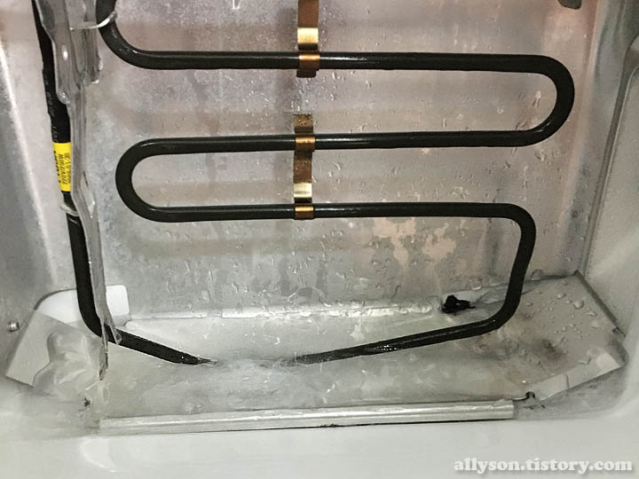 냉장고-냉동실-배수구에-얼음이-얼어있는-모습
