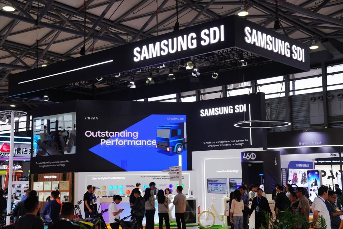 5일 중국 상해에서 개최된 '차이나 사이클 쇼 2024'에서 관람객들이 삼성SDI의 전시 부스를 살펴보고 있다.