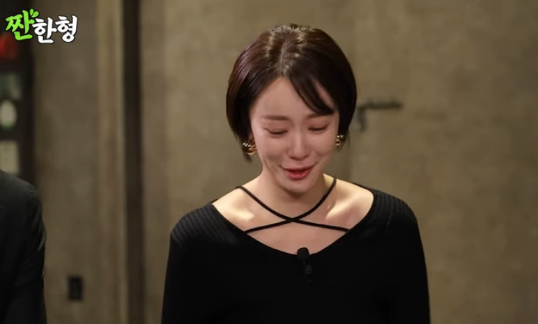 신동엽 유튜브 짠한형 황정음 옷 여자니트 루에브 블랙 스트랩 니트