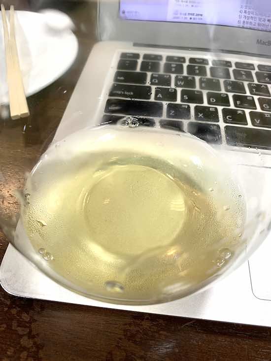 Domaine Morey Coffinet Bourgogne Chardonnay 2015의 색