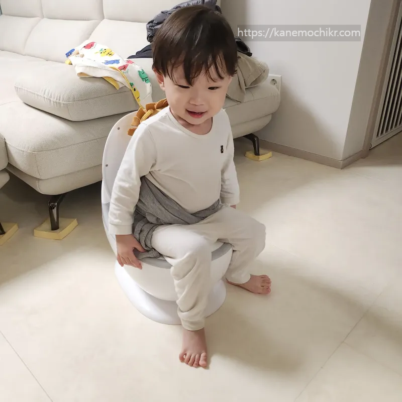 두리아기변기-앉은아이