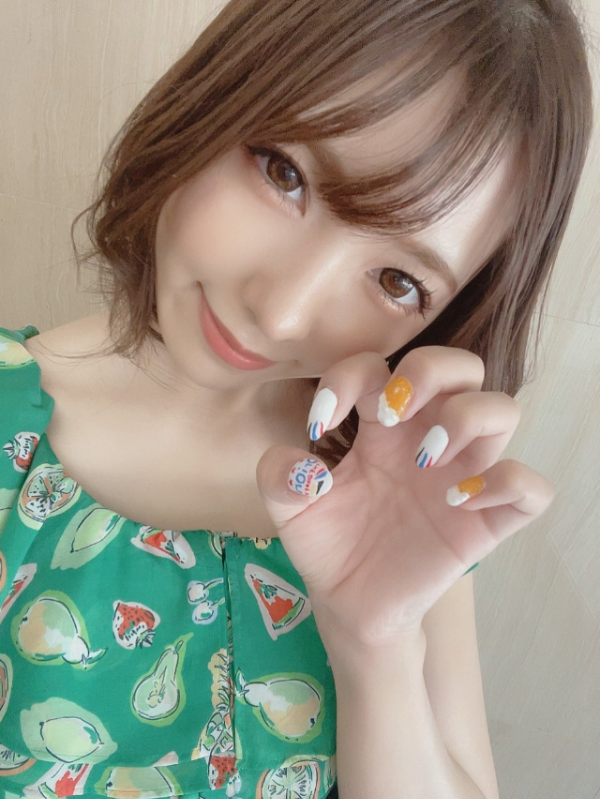 초록색 원피스 손톱 자랑 츠바사 마이(Mai Tsubasa) 사진
