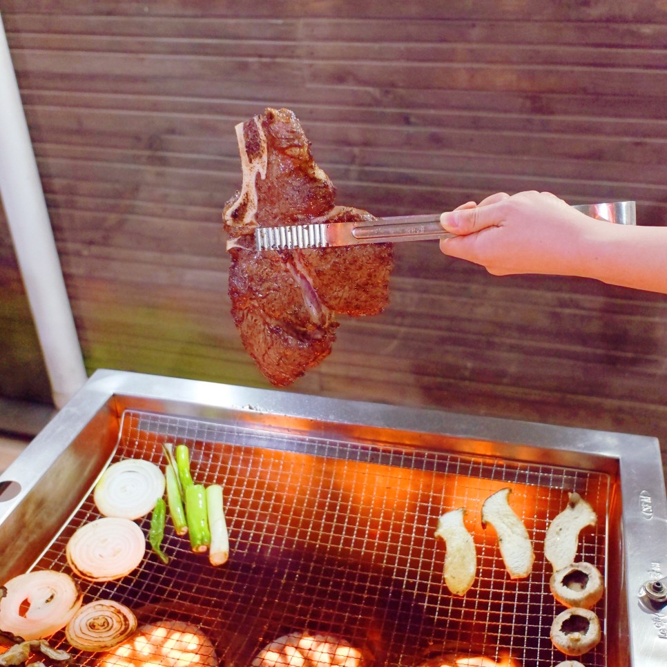숯불에 구워도 맛있는 또마호크 스테이크 구이 31