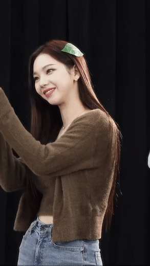  에스파 카리나 가디건 의상 움짤 gif