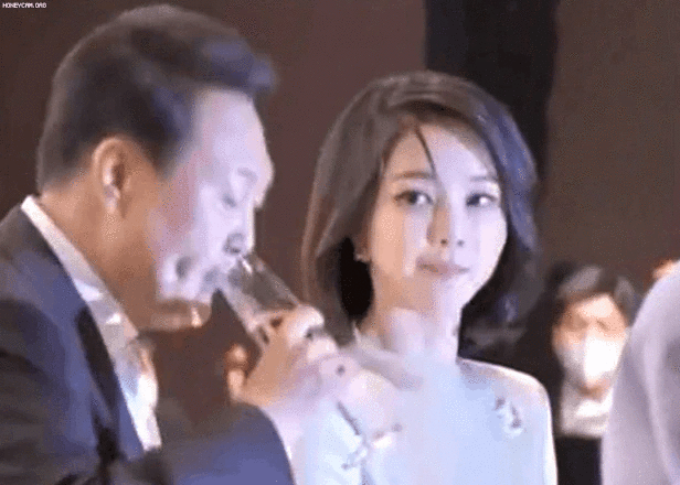  술 마시는 尹에 ‘레이저 눈빛’ 쏜 김건희? 이준석이 밝힌 내막 지긋이 쳐다보자 서둘러 내려놓는 듯한 장면이 화제 리셉션장엔 그렇게 (도수가) 강한 술이 없었다