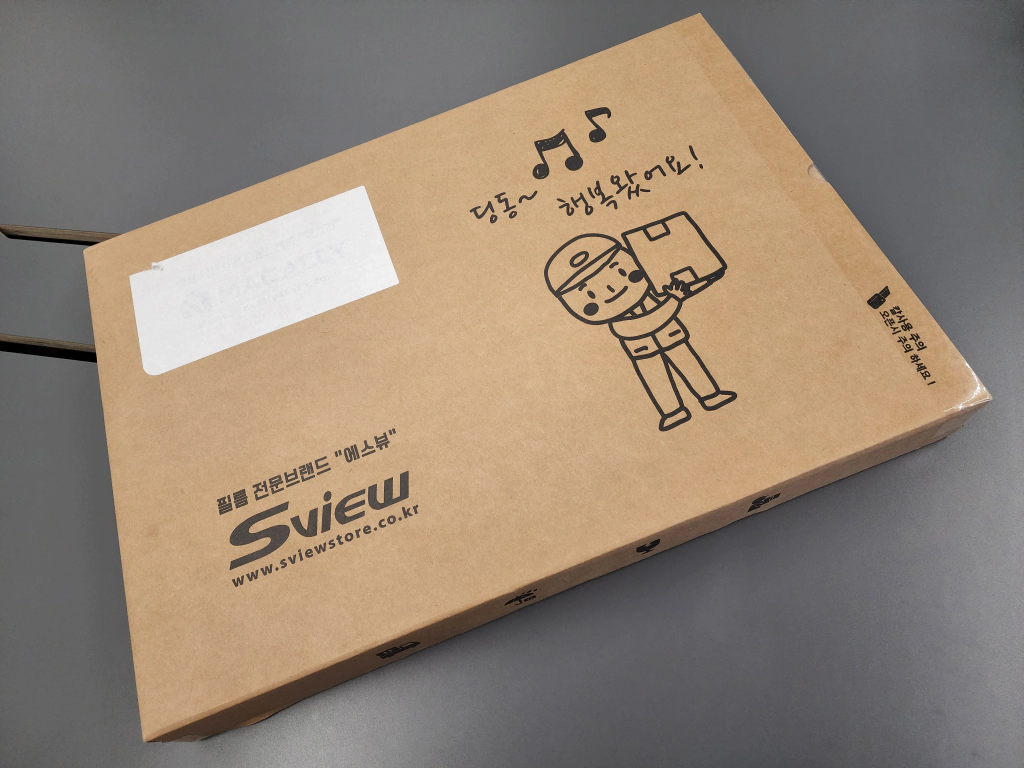표준 박스가 아니라 브랜드 자체의 박스에 포장되어 배송되었다.