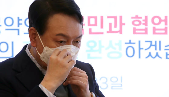  어쩌다 정치인들이 굿 거리에 빠져들었나