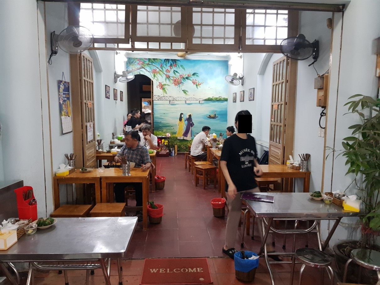 호치민 빈탄군 로컬 맛집 베트남 중부 음식 전문점 Quan Hue O Man - 식당 분위기