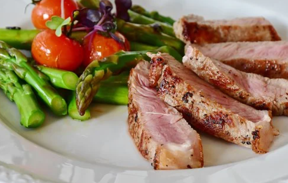 단백질을위한-고기와-아스파라거스