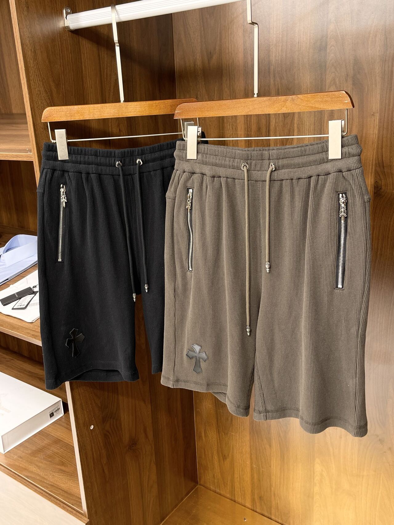  [CHROME HEARTS] 크롬하츠 커팅 포켓 집 쇼츠 반바지 (2 COLOR)
