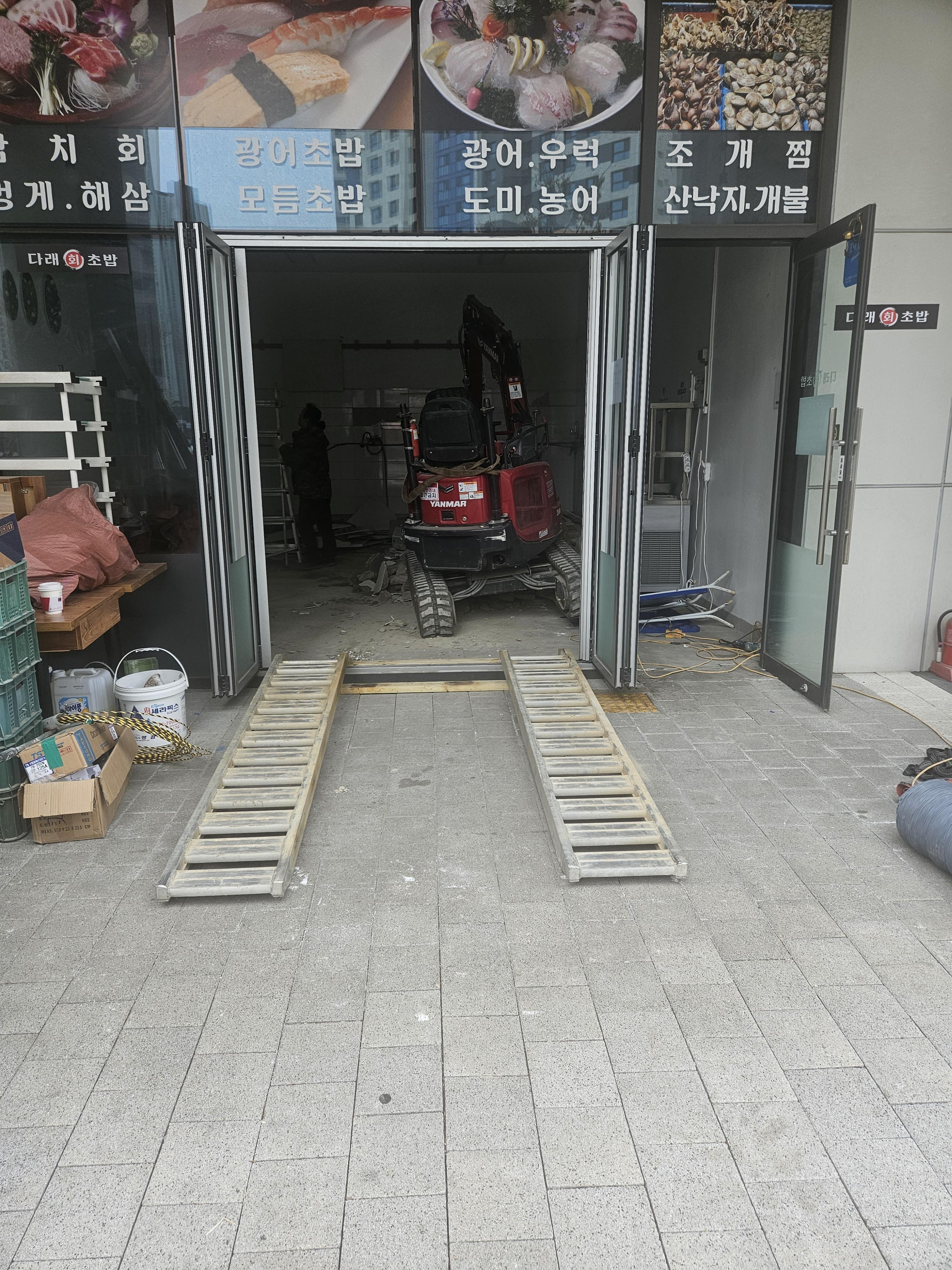  인천송도신도시미니포크레인 상가 초밥집 주방바닥 017포크레인 뿌레카철거작업(허니미니중기)