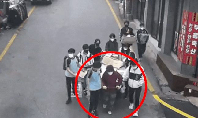 "애들아…제발 그러지마…" 폐지 줍는 할머니를 둘러싼 10대 중학생들의 기막힌 '행동'에 할머니는 그만 주저앉아 오열하고 말았습니다