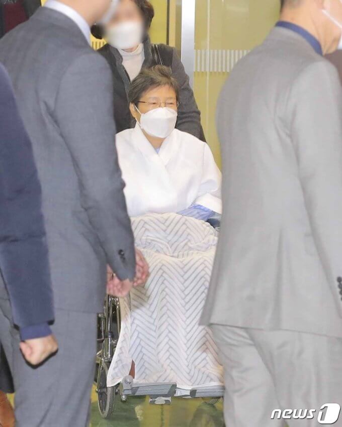  너무나 그리운 그분...다시 성모병원에 입원...사실상 특사?