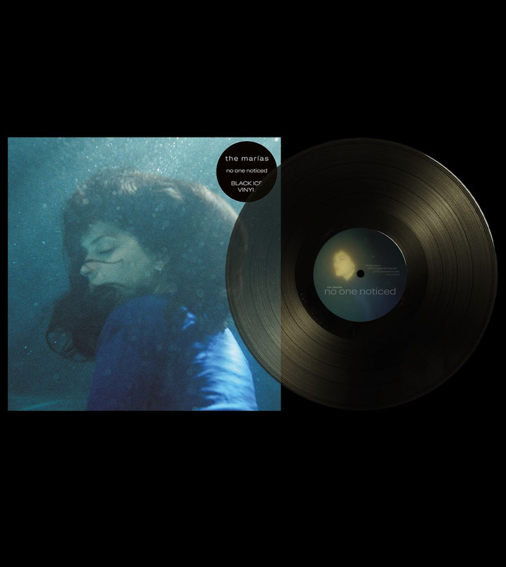 The Marías의 ‘No One Noticed’ Vinyl 앨범 커버이며, 깊은 심연 속 몽환적인 분위기의 인물을 나타냅니다