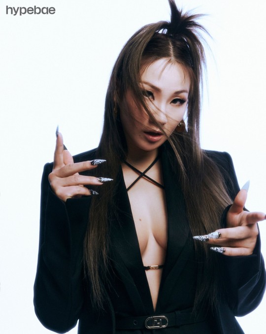  CL, 배꼽까지 내려오는 파격 V넥! 역대급 섹시 [화보]