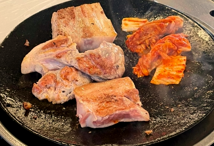 불판에-돼지고기-김치