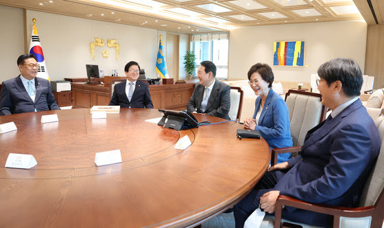  박지원 시야가 좁았다, 여성에게 기회를 이라고 한 尹에게 박수 호남도 좀 고위 공직자에 호남출신이 소외받지 않도록 배려해 줄 것을 당부 여성 기회 부여하시겠다는 대통령께 박수 보냅시다