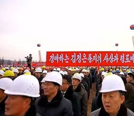 북한 애국가를 제창하는 건설자들