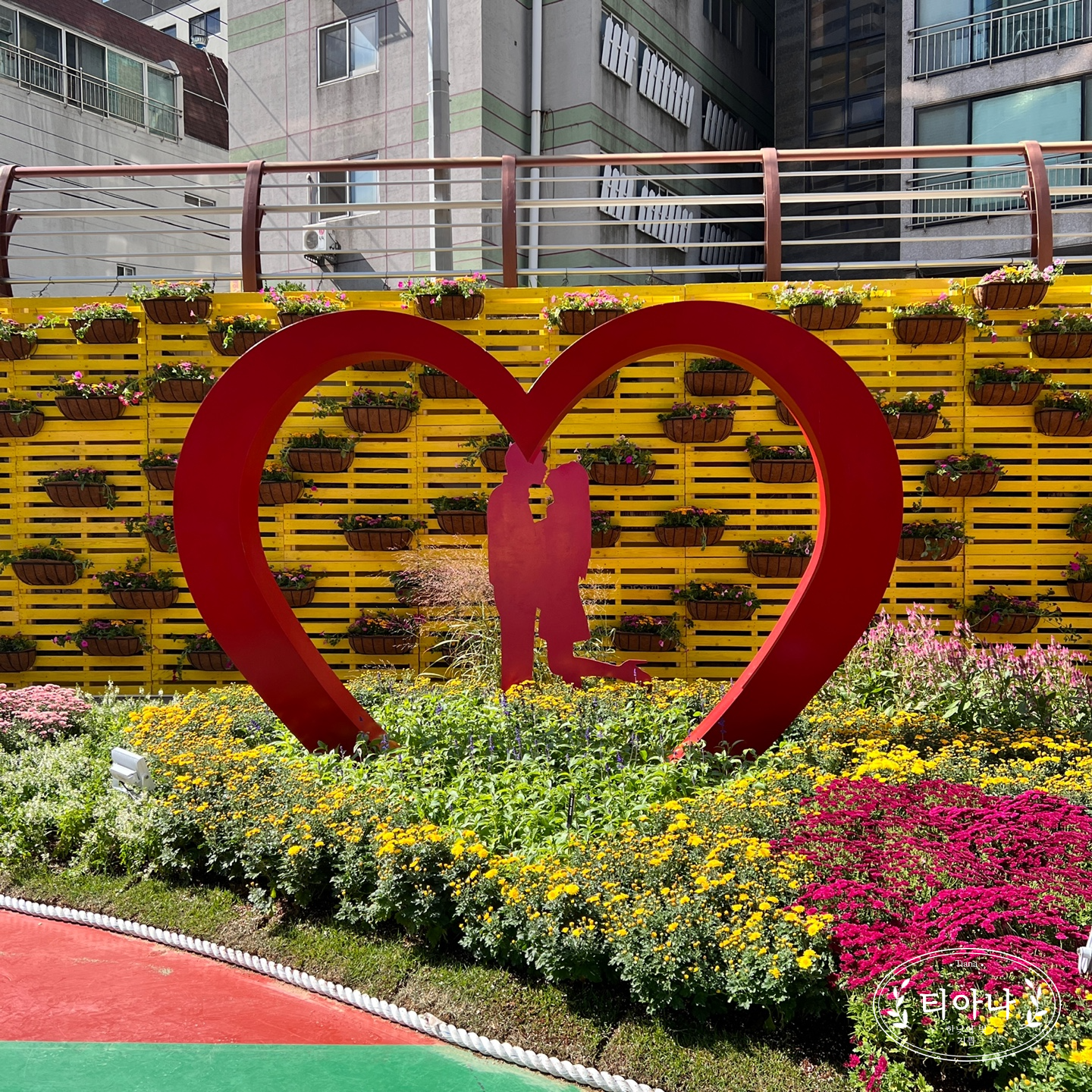 장전역 아래 금정구 온천천 꽃 정원 모습
