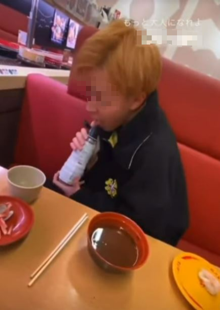  일본 대형 회전초밥 및 우동 체인점, 간장병 핥고 초밥 손대고...식당 ‘침 테러’ 발칵