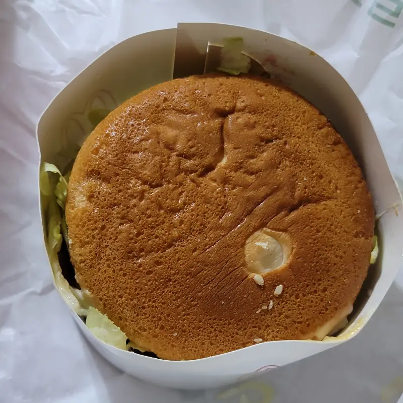맥도날드-진도-대파-크림-크로켓-버거-포장-벗겨낸-사진