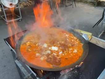솥뚜껑 닭볶음탕