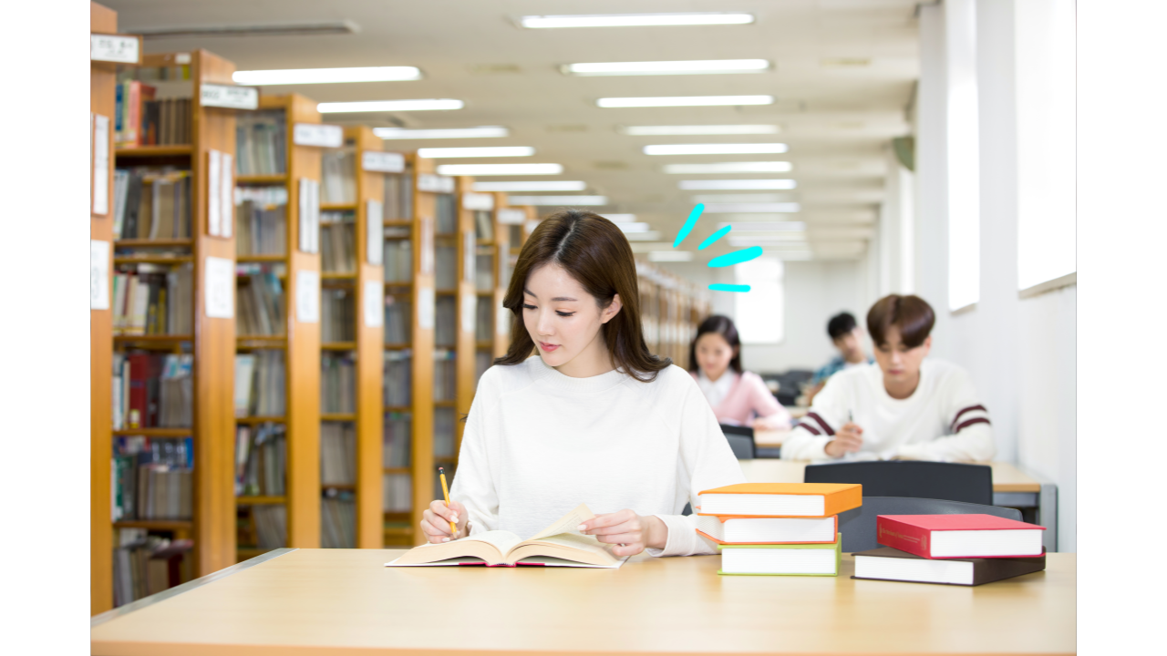 대학생이 도서관에서 공부하고 있는 상황