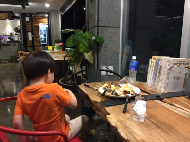 마산봉암저수지 입구 카페조선에서 아이들과 간식타임을 즐기는 사진