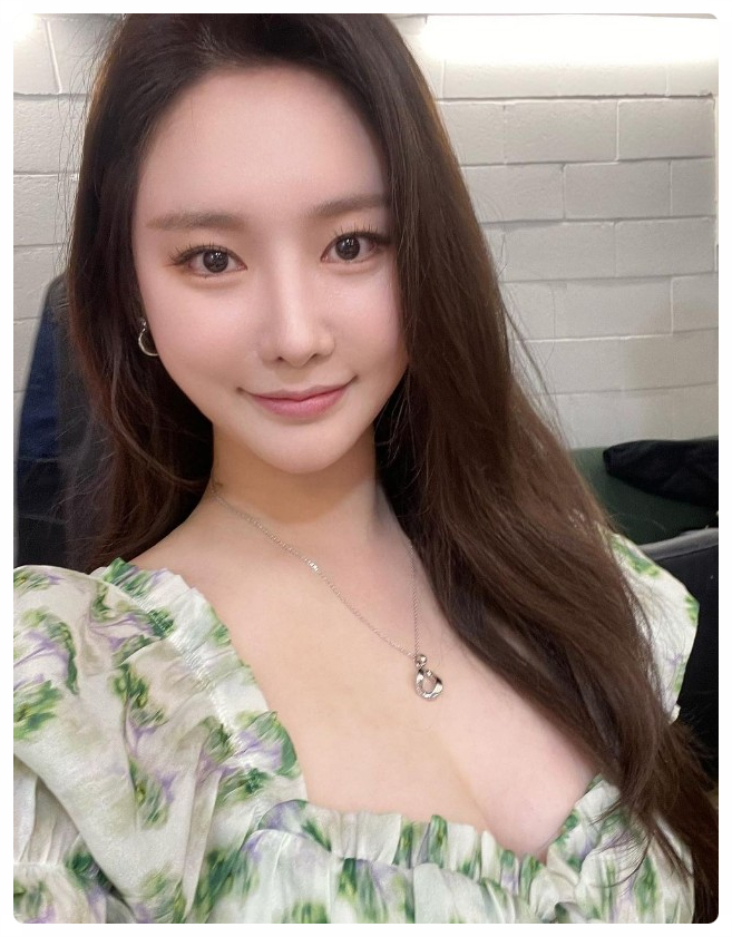 브레이브걸스 해체 메보좌 민영 경희대 카페 사장 근황 인스타 프로필 유튜브 본명 나이 키 데뷔 MBTI 셀카