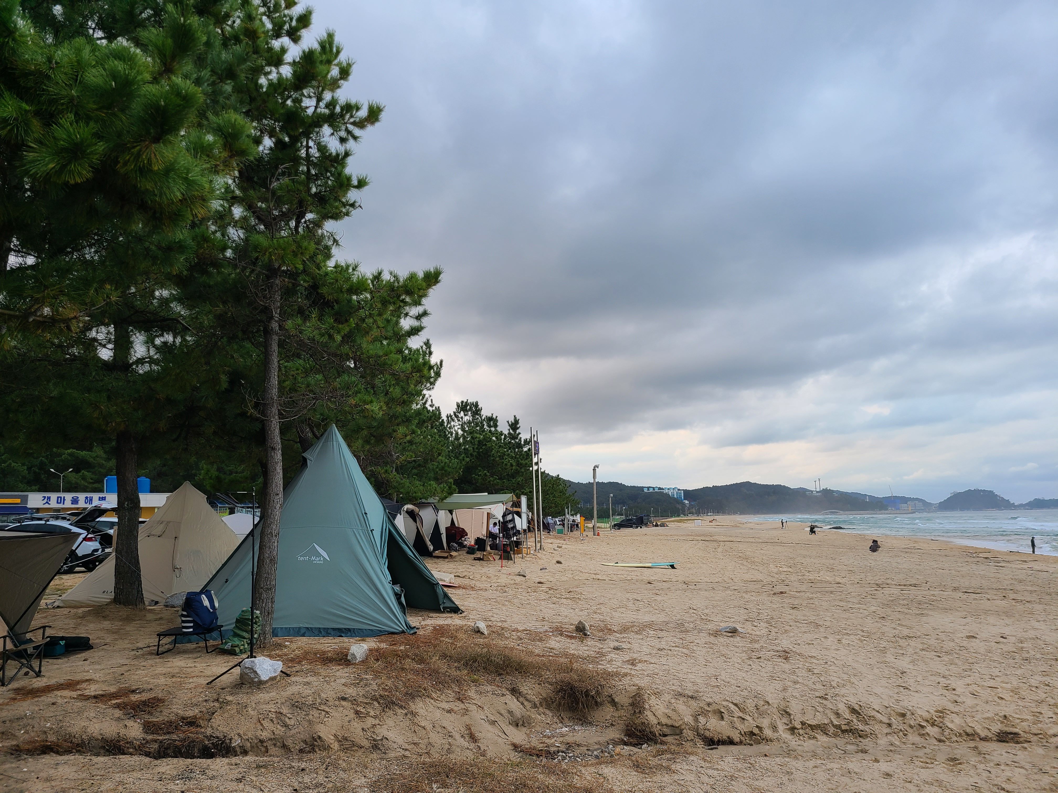 갯마을 해변에 설치 되어 있는 텐트들 모습