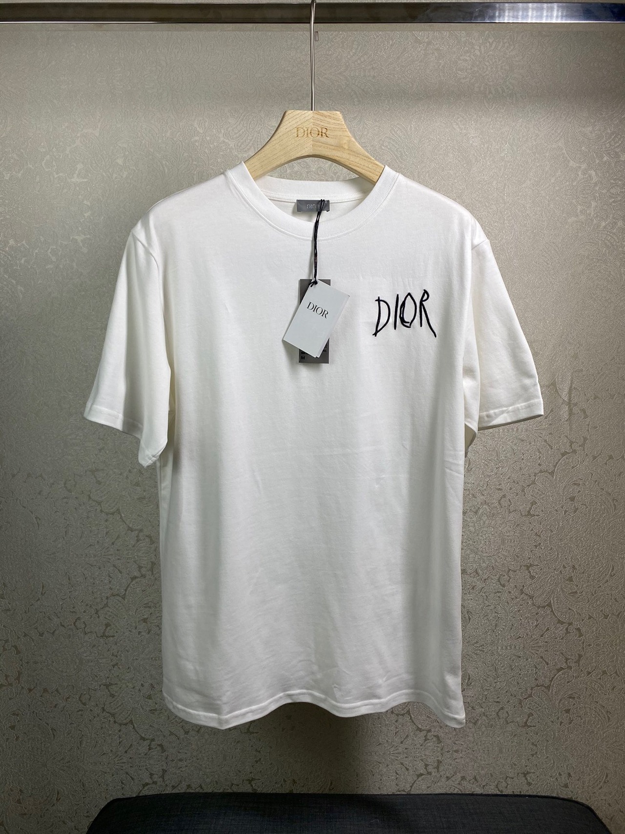  [DIOR] 디올 레이몬드 페티본 자수 장식 티셔츠 반팔 943J602E0554 (2 COLOR)