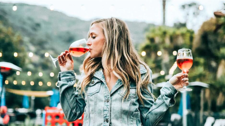  여름철 음주가 건강에 악 영향 끼치는 이유 ㅣ 여성들의 낮술이 위험한 이유 5 Serious Dangers of Day Drinking