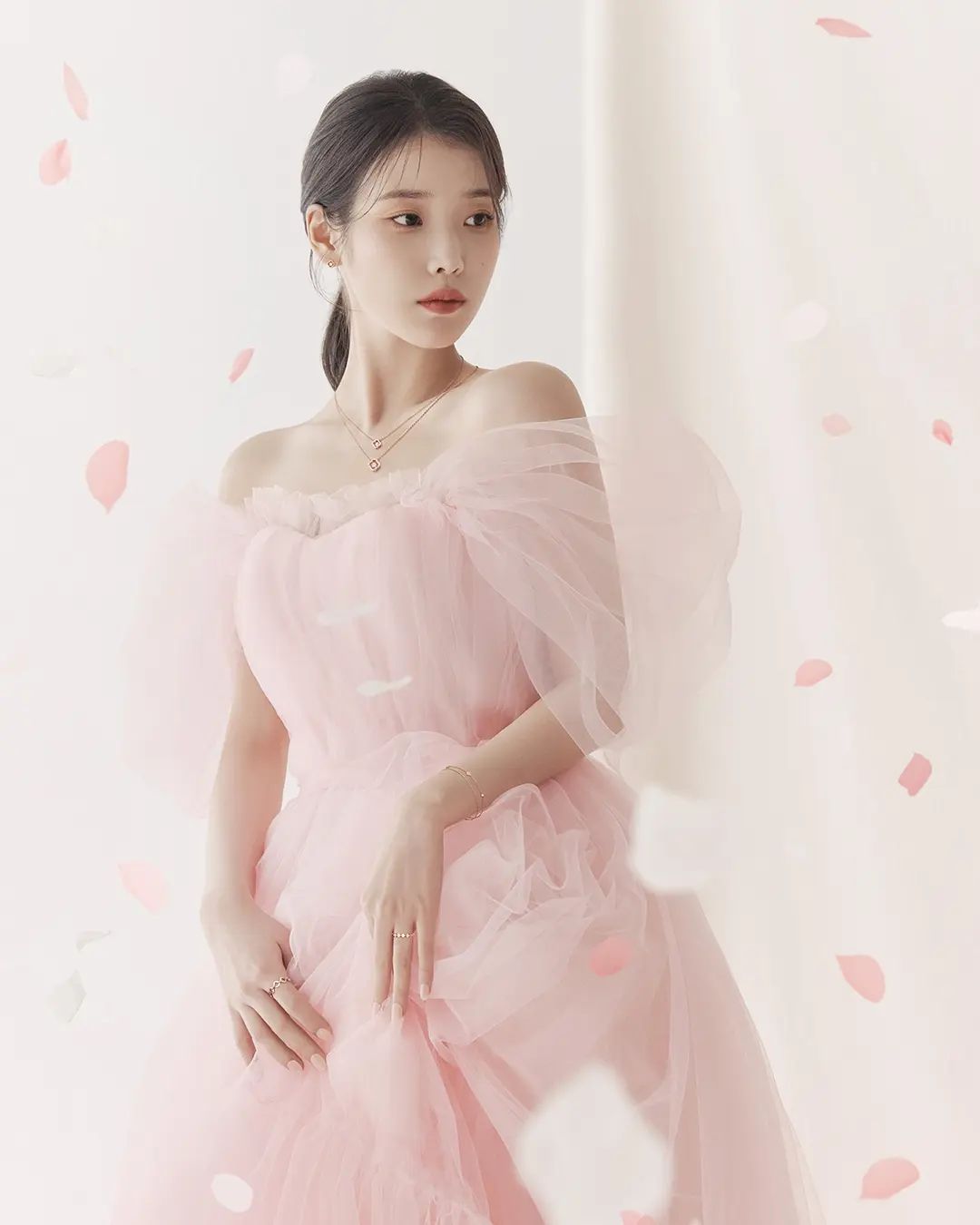 IU 아이유 'J.ESTINA 1