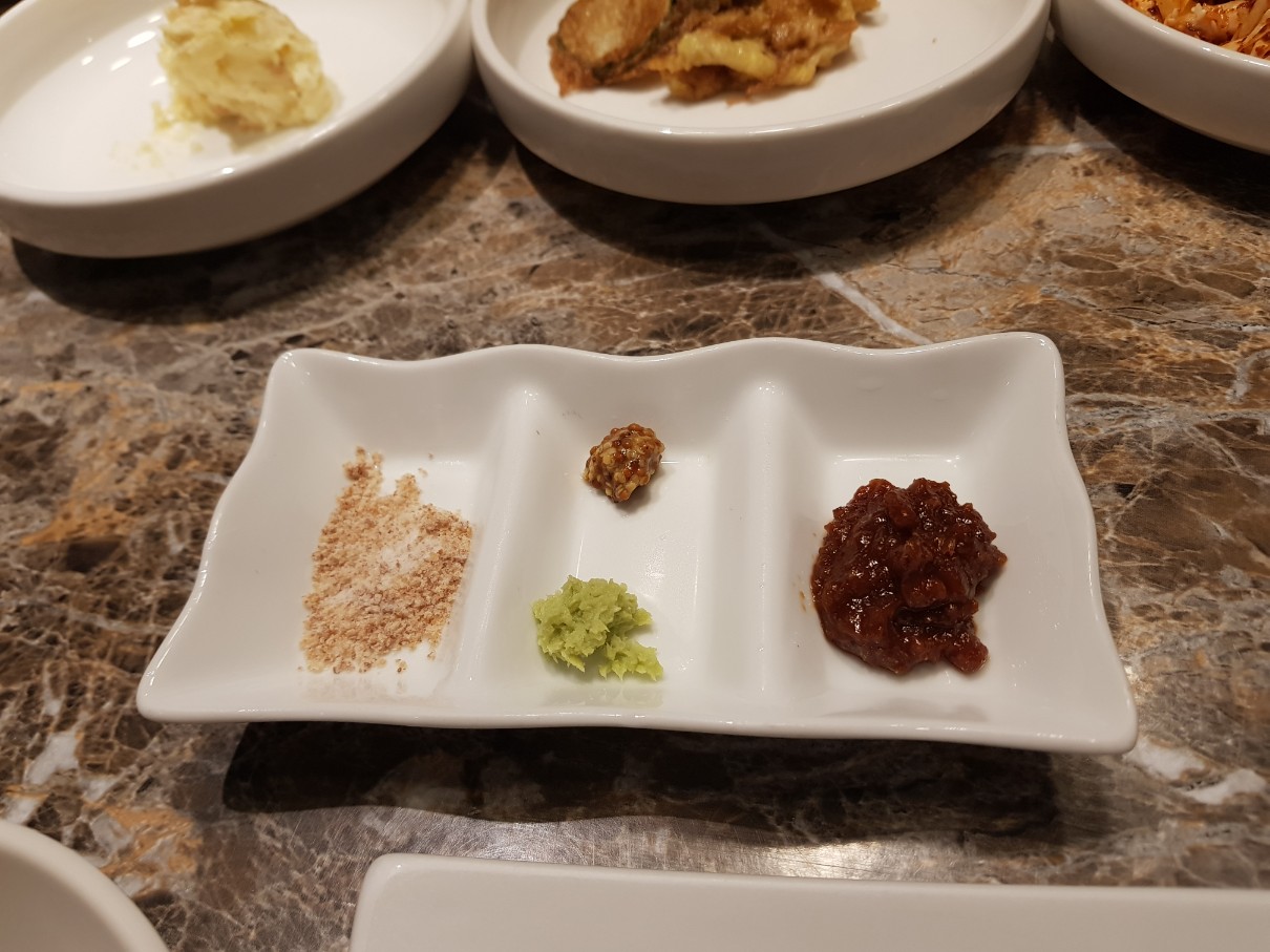 호치민 2군 타오디엔 프리미엄 소고기 전문점 Kitchen Seoul - 말돈 훈연 소금 & 와사비 & 겨자 & 쌈장