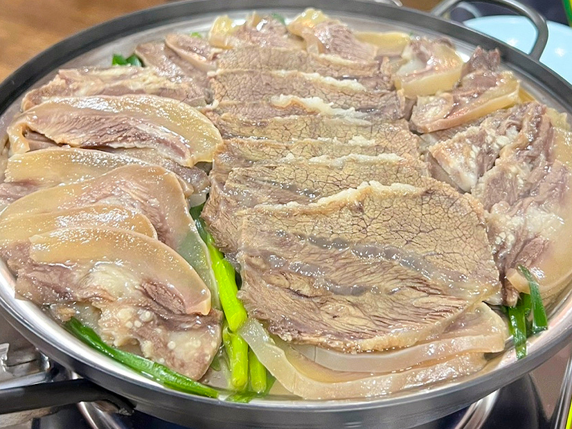 동네한바퀴 대전 소머리수육에 김치를 올려 먹는 사진