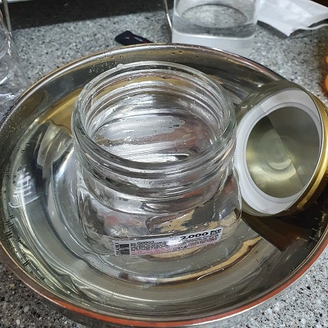 마늘 꿀절임을 만들기 위해 유리병을 열탕하기 위해 준비할 따뜻한 물
