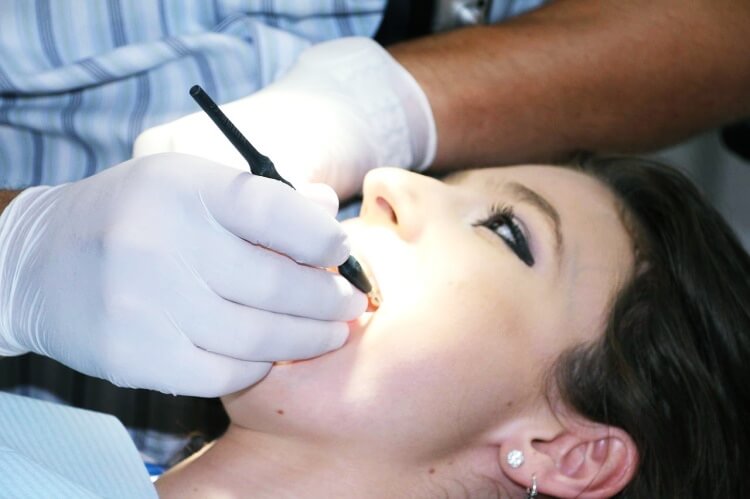 치과-치료받고-있는-여성