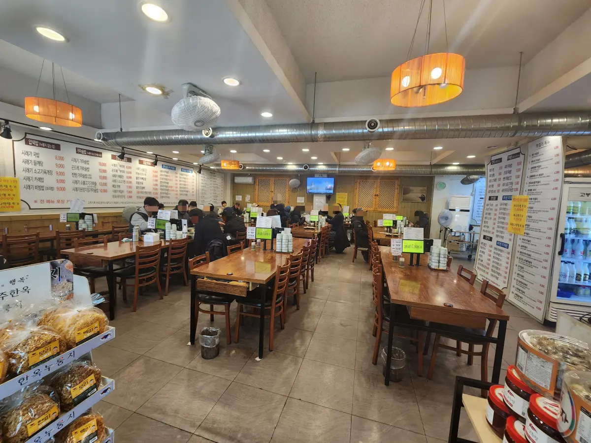 일산-중산동-줄서서먹는-맛집-고봉산시래기-매장-실내-테이블