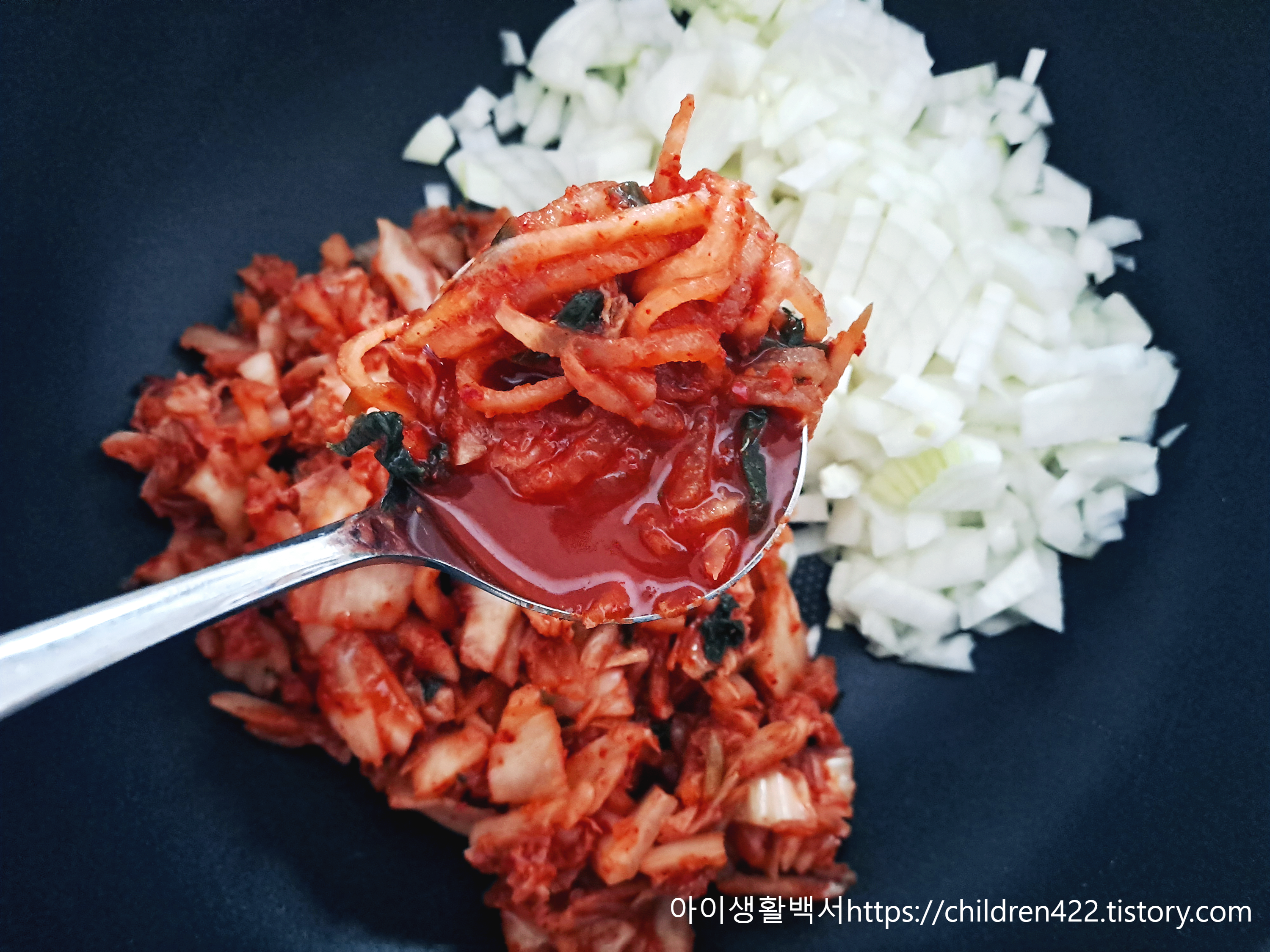 김치 국물을 한국자-두국자 넣기