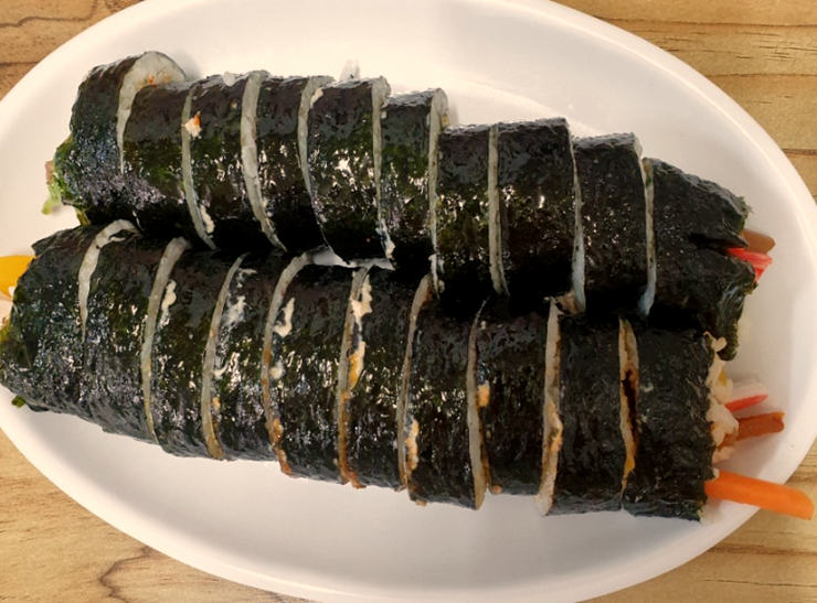 접시에-담은-김밥