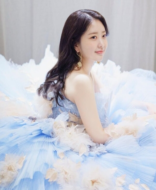 김다예 웨딩 프로필 사진인데 풍성한 드레스를 입고 앉아 있는 모습입니다.