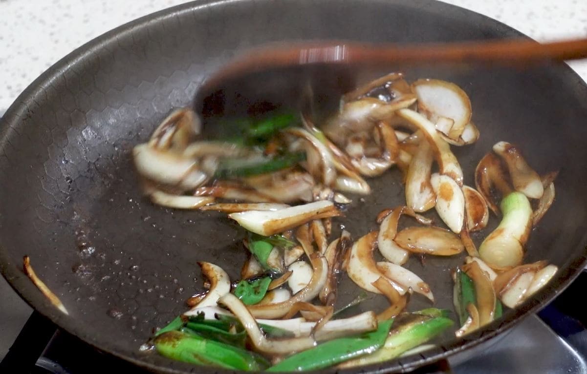 간장이 끓으면 양파&amp;#44; 대파와 같이 섞어줍니다. (간장이 타지 않게 끓으면 바로 섞어주세요) 