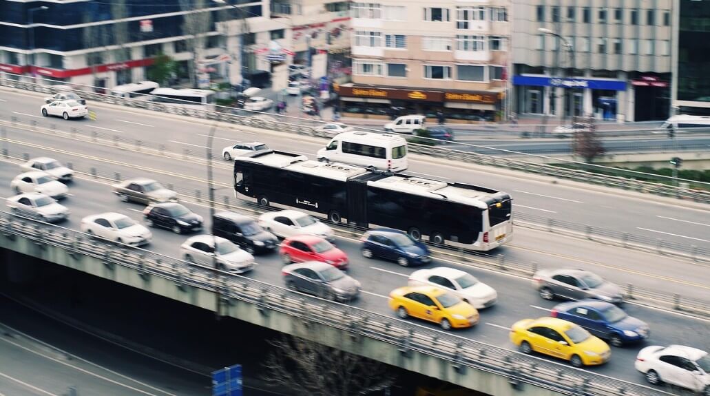 고속도로를 달리는 차량들