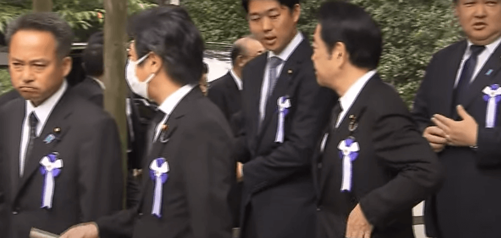 일본 총리와 정치인이 야스쿠니 신사 참배 중인 장면